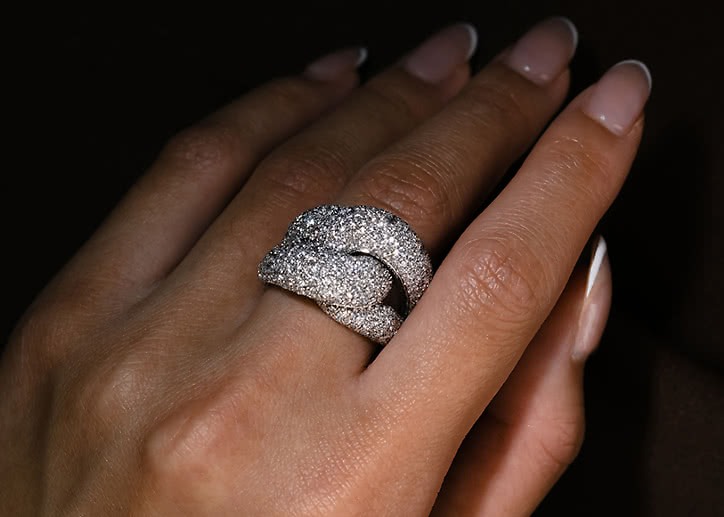 Bågformad statement ring i 18K vitguld med flera labbodlade diamanter i pavéinfattning Cannes från VANBRUUN